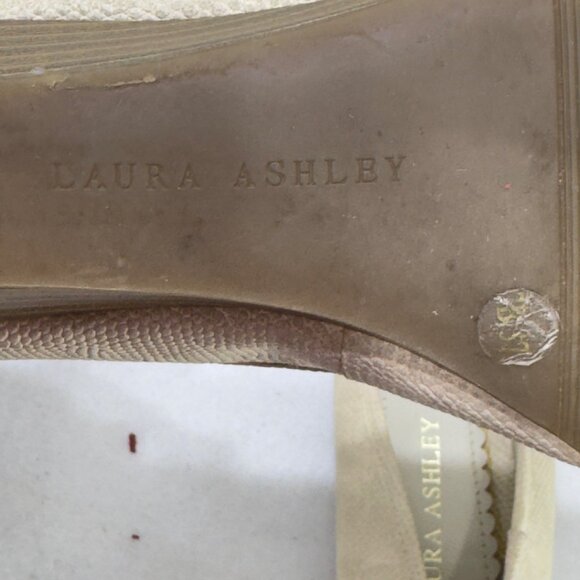 LAURA ASHLEY Women's Beige Wedge Flats Embellished Toe Faux Leather Size 7B - Picture 7 of 10